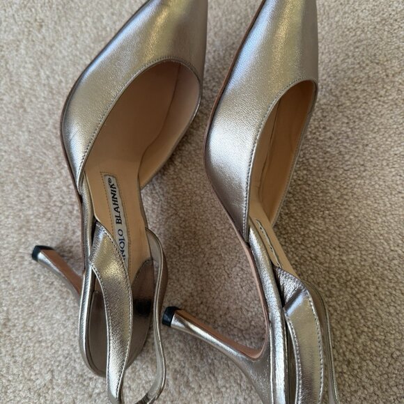Manolo Blahnik Carolyne 70 Gold Nappa Metallic Leather Slingback Pumps - Picture 9 of 10